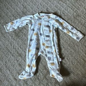 Easy Magnetic Close sleeper! Like new condition. Pet/smoke free home!